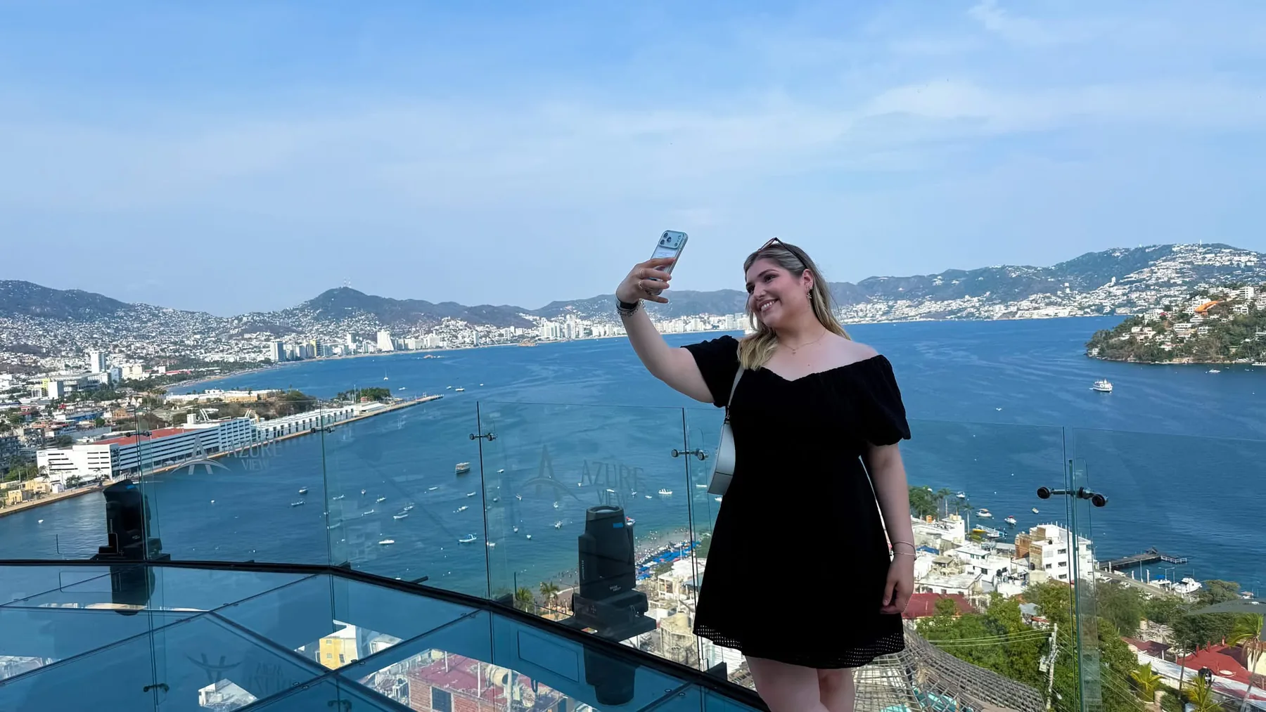 Visitante tomando selfie en Azure View Acapulco