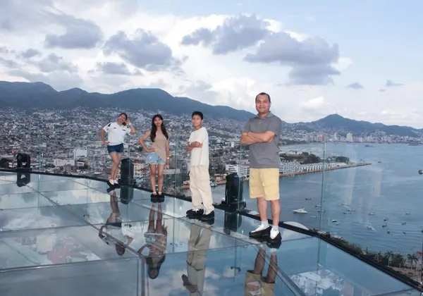 Familia posando en mirador de cristal