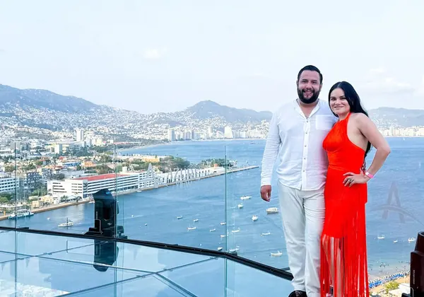 Pareja con vista panorámica