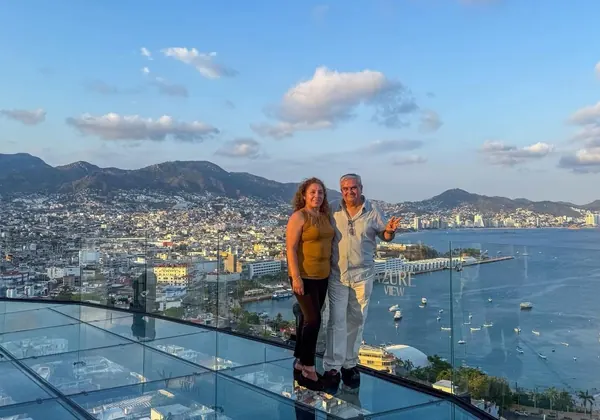 Pareja al atardecer en Acapulco