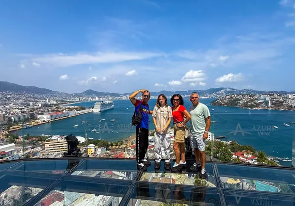 Turistas con vista a la bahía